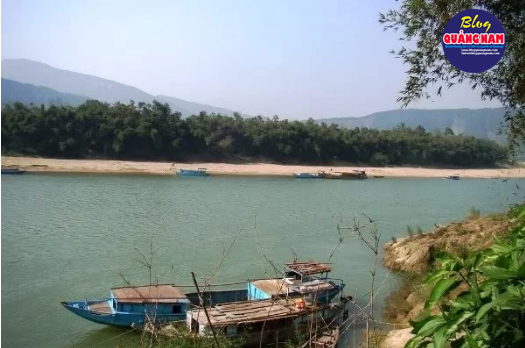 Bên kia sông là làng Đại Bình 